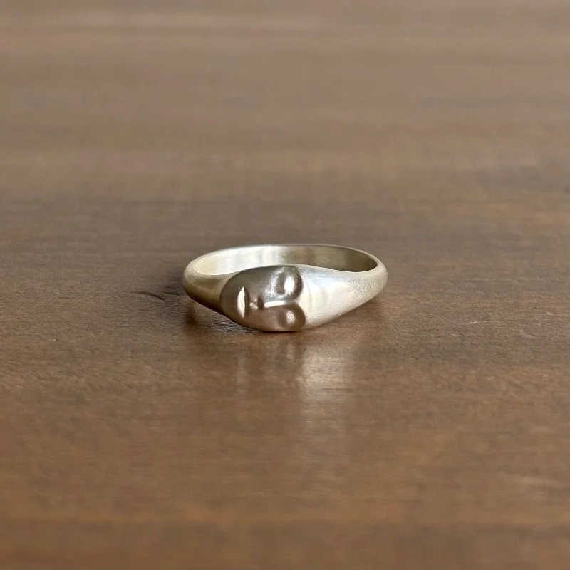 Medium Grey Lady Cameo Ring